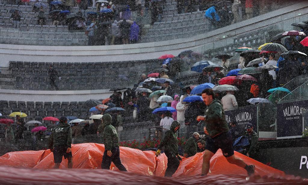 比赛因雨暂停🌧️ATP1000 决胜盘比分：辛纳4-2梅德维德夫，比赛因雨暂停