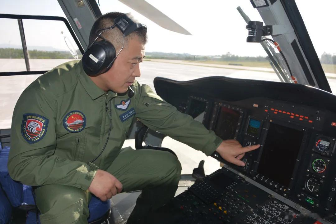 武警航空兵二级警士长张全成正在检查直8座舱 ​​​