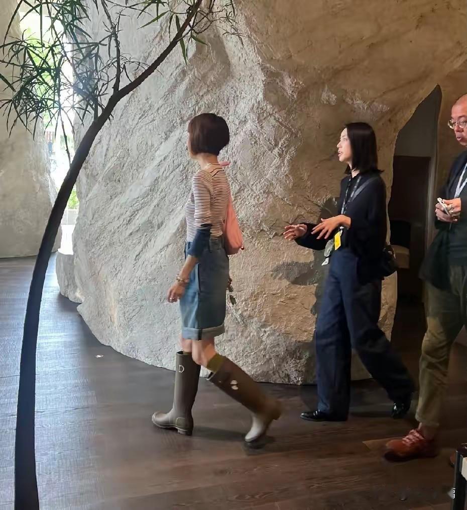 鲁豫现身阿那亚戏剧节，王朔的女儿、女婿陪伴在身边。

在阿那亚戏剧节现场，有网友