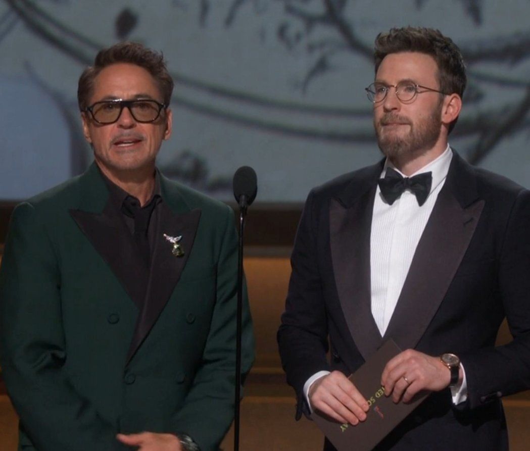 小罗伯特·唐尼和克里斯·埃文斯在奥斯卡颁奖典礼上重聚。 
