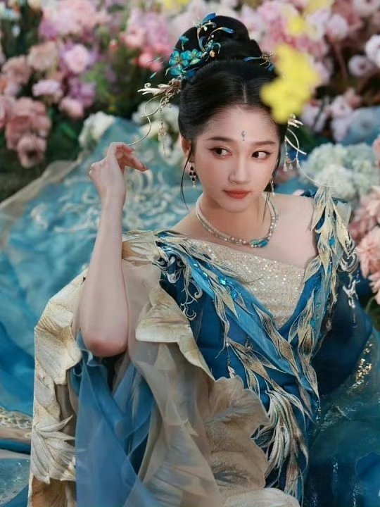 河南春晚关晓彤瑞鸟报春陈都灵河南春晚梦回小耳朵 关晓彤瑞鸟报春舞台细节拉满！每一