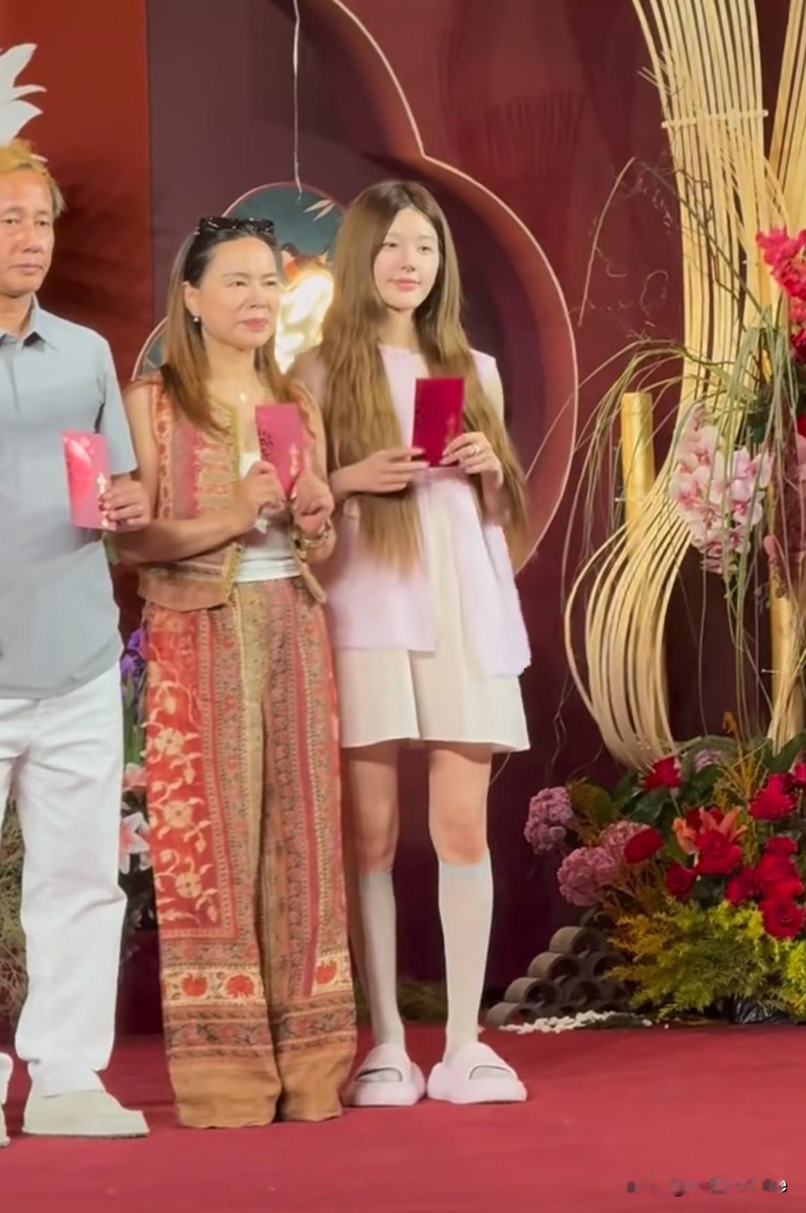 5月31日，赵露思在奶奶80岁寿宴，跟爸妈一起给奶奶磕头领红包，对流程不太懂的赵