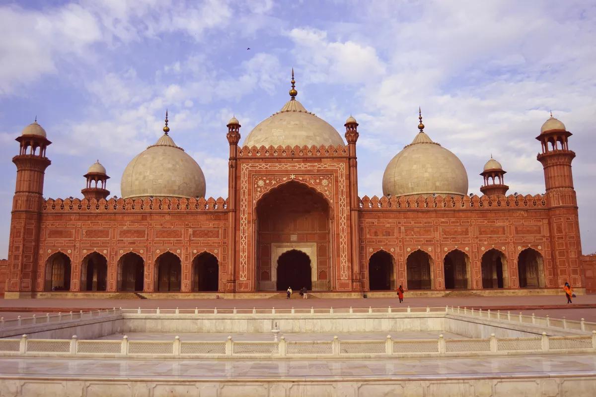 阿联酋官员：伊朗发动非法且不合理的攻击，若再继续不会坐视不理。伊朗打的是美国基地