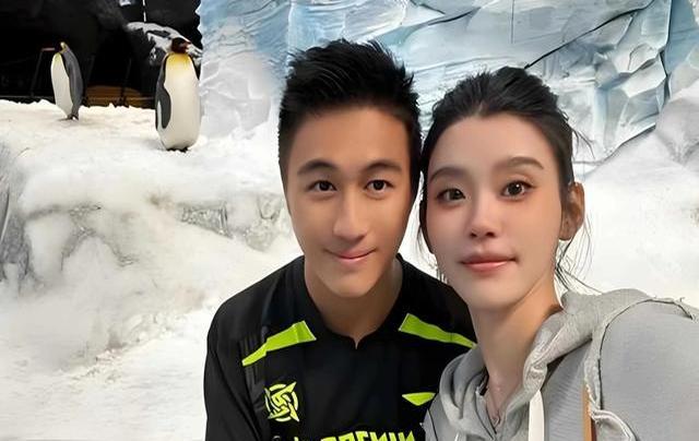 奚梦瑶何猷君夫妇为何会出现在谢霆锋的演唱会现场？这背后又有哪些故事？
奚梦瑶何猷