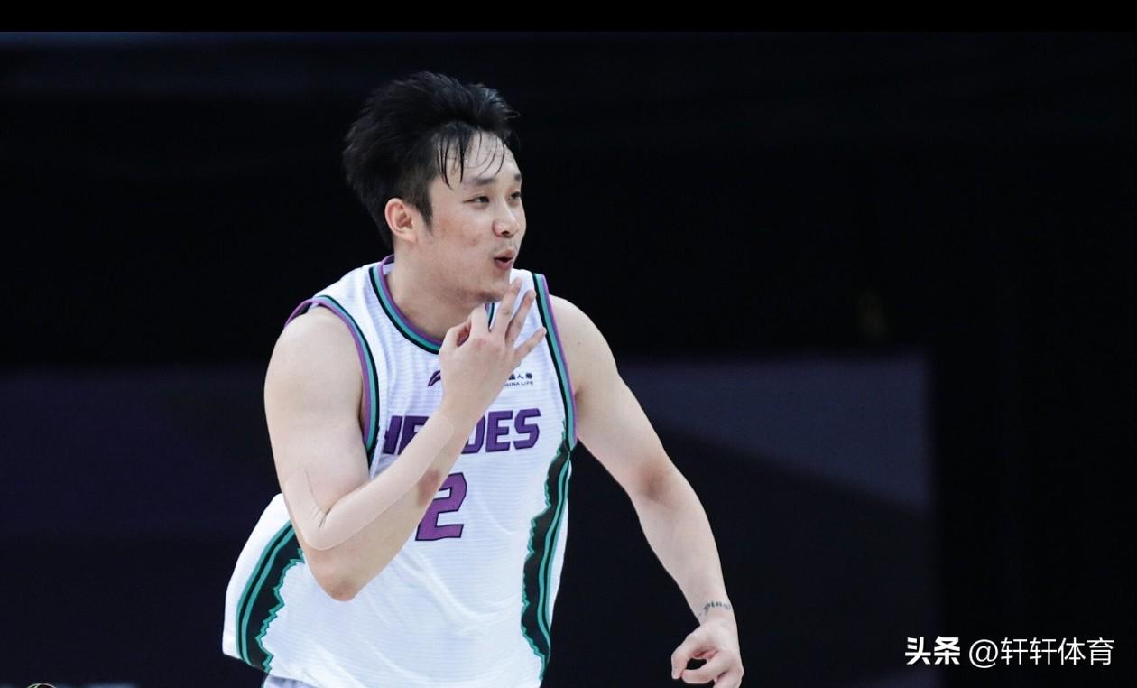 中国篮坛一代传奇球员，被我们爱称为四字外援的，丁彦雨航宣布退役，蝉联两届联赛MV