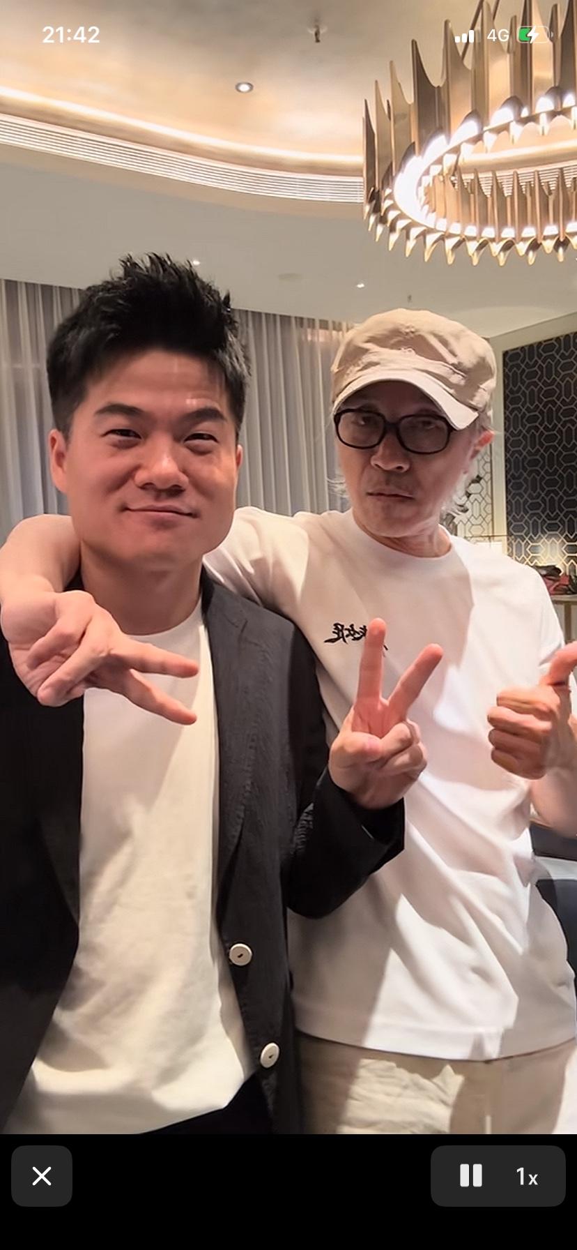 看这张照片
有没有很羡慕啊
董宇辉和周星驰的合影
一个陕西农村出来的孩子
董宇辉