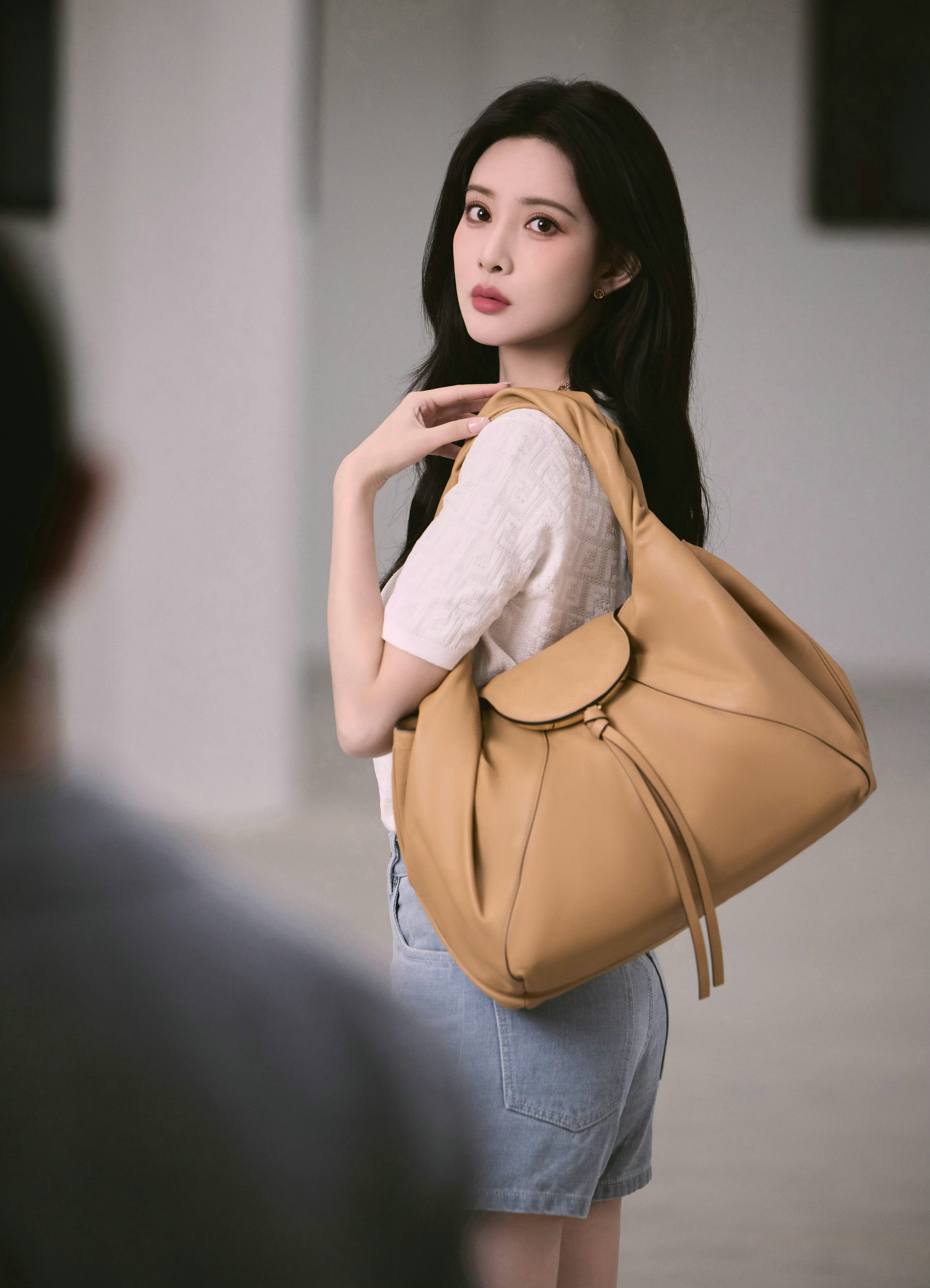 演员孟子义出镜FENDI全新宣传大片，身着简约时装搭配Fendi Spy Bag