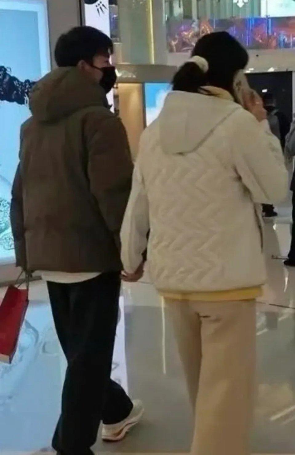 钱天一甜甜的爱情，收获了网友的祝福爱情本来就是甜蜜的，既然他们本人没想藏，那网友