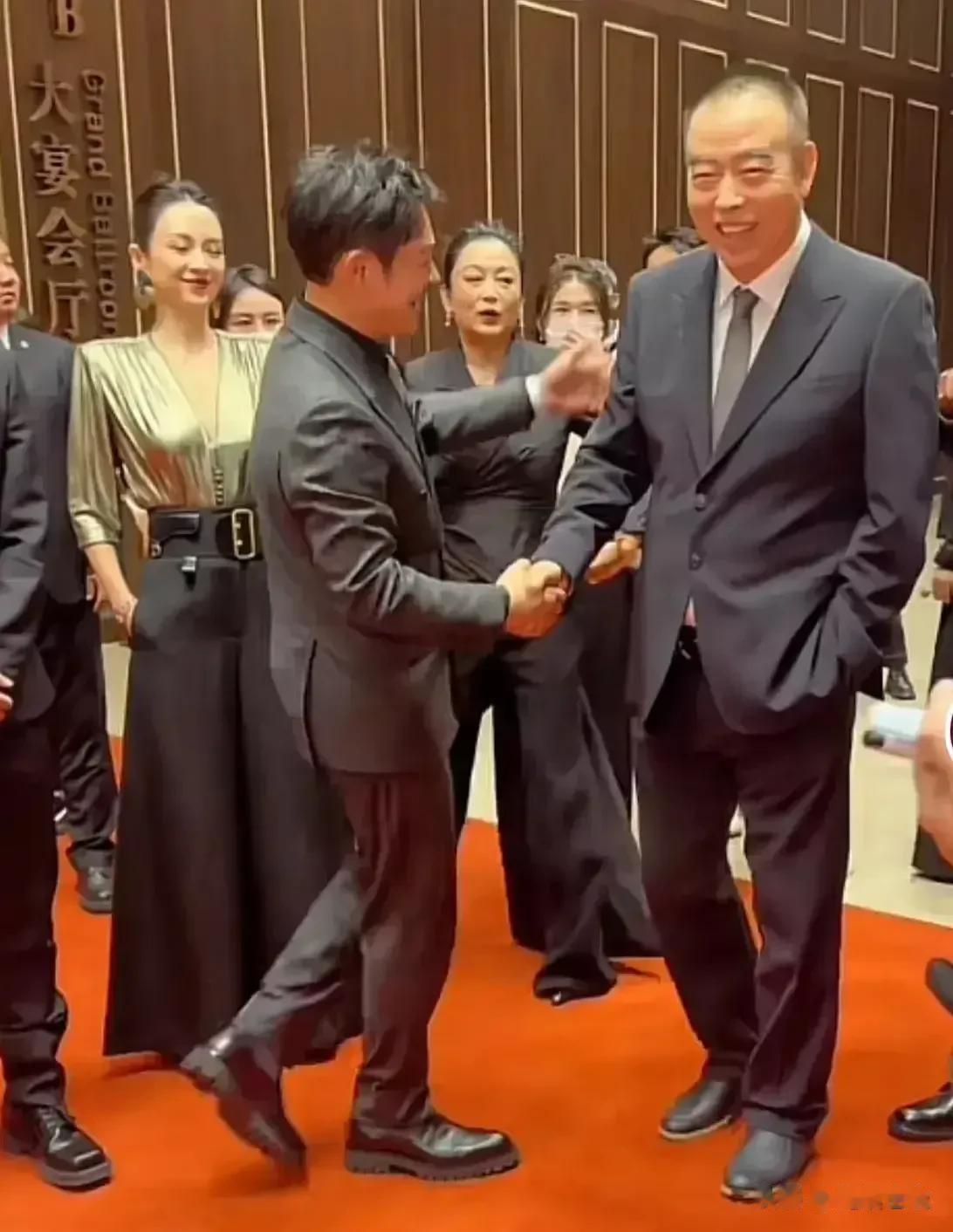 很多网友都说陈凯歌导演太不尊重人了，跟张颂文握手竟然还一只手插在裤兜里，我觉得这