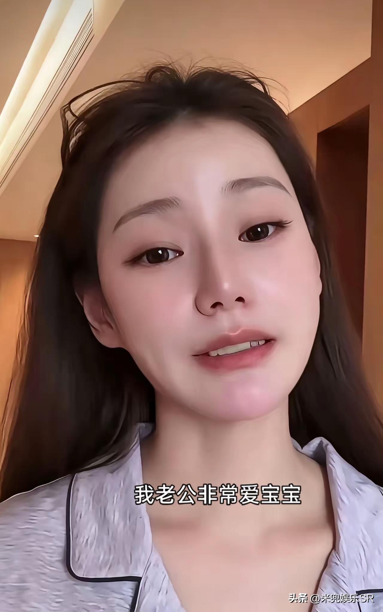 小梅抗压能力强，人家说的很难听，她都不理会，她自己和小菲年纪差距太大，正常。人家