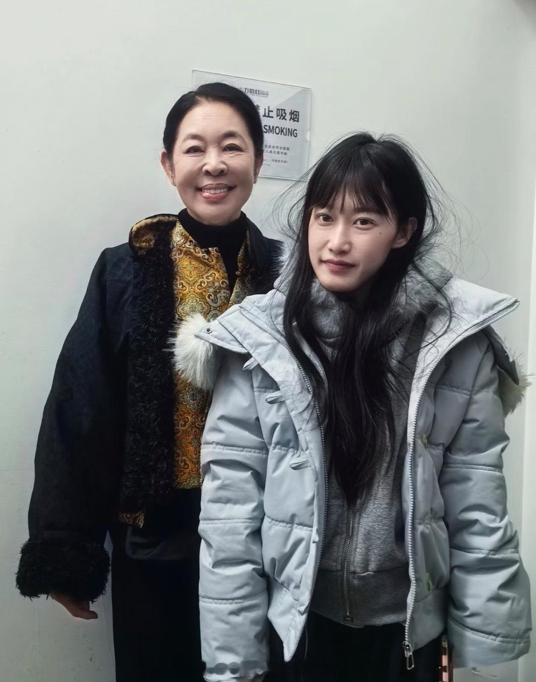 66岁倪萍和粉丝最新合照，她的脸看起来好奇怪，科技感好重，五官很不自然，模样变化