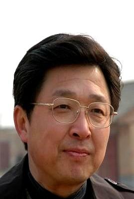 65岁，别人退休带孙子，谭希和还在台上演路遥。

2023年5月，全国巡演，他一