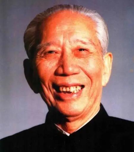 1950年 新疆2500人叛乱！王震拍桌子：一兵一卒都不派，让罪人去平叛。195