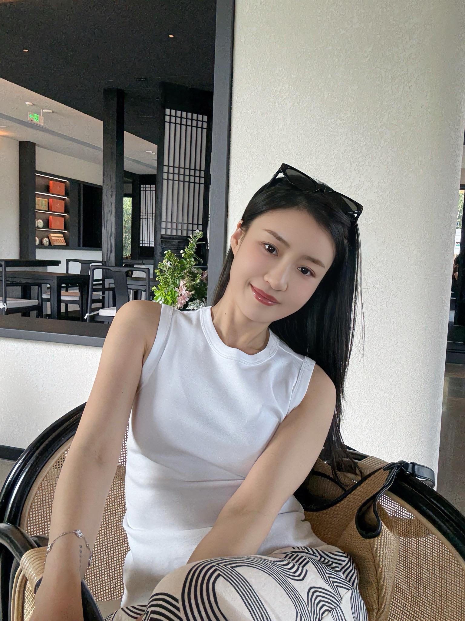 玫瑰与荆棘，都是她的勋章。她走过繁花似锦，也穿越荆棘密布。 喜悦是养分...
