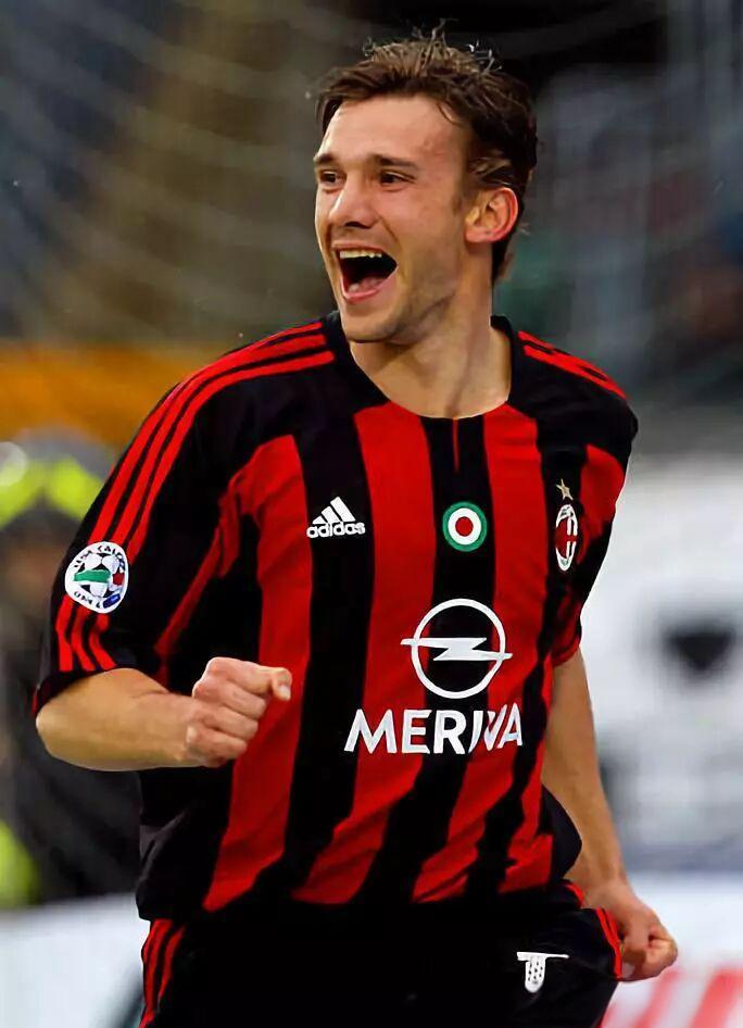 当时中国足坛连沪争霸如火如荼，申花与万达、国安堪称死对头。为在新赛季增强竞争力，