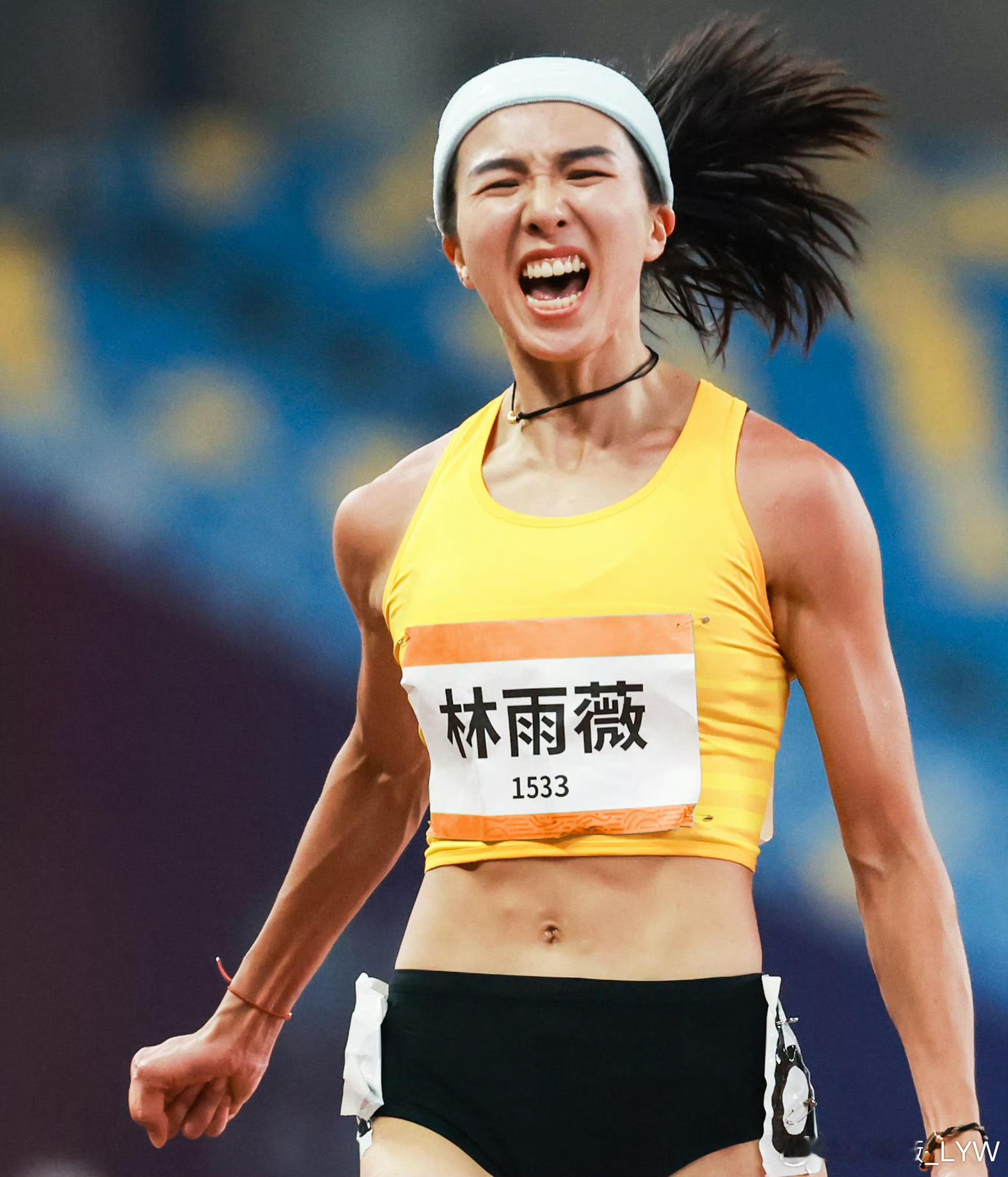 #奥林匹克精神影像展#🎉蒙牛代言人林雨薇，在田径赛场上如风般疾驰！她的坚韧与毅