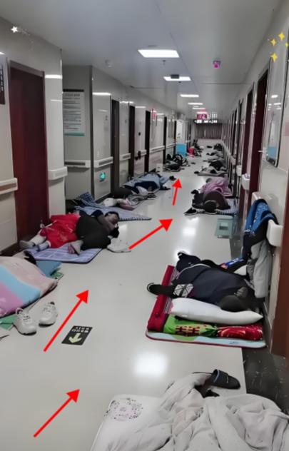 武汉这家医院的一纸通知，看得人鼻子发酸。

没别的，就是允许家属夜里在走廊铺垫子