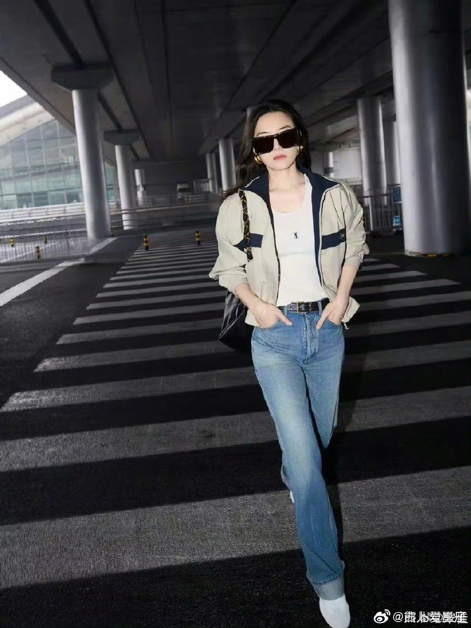 宋佳巴黎时装周出发路透 宋佳现身机场准备飞巴黎，简单的白T配长裤，清爽利落。17