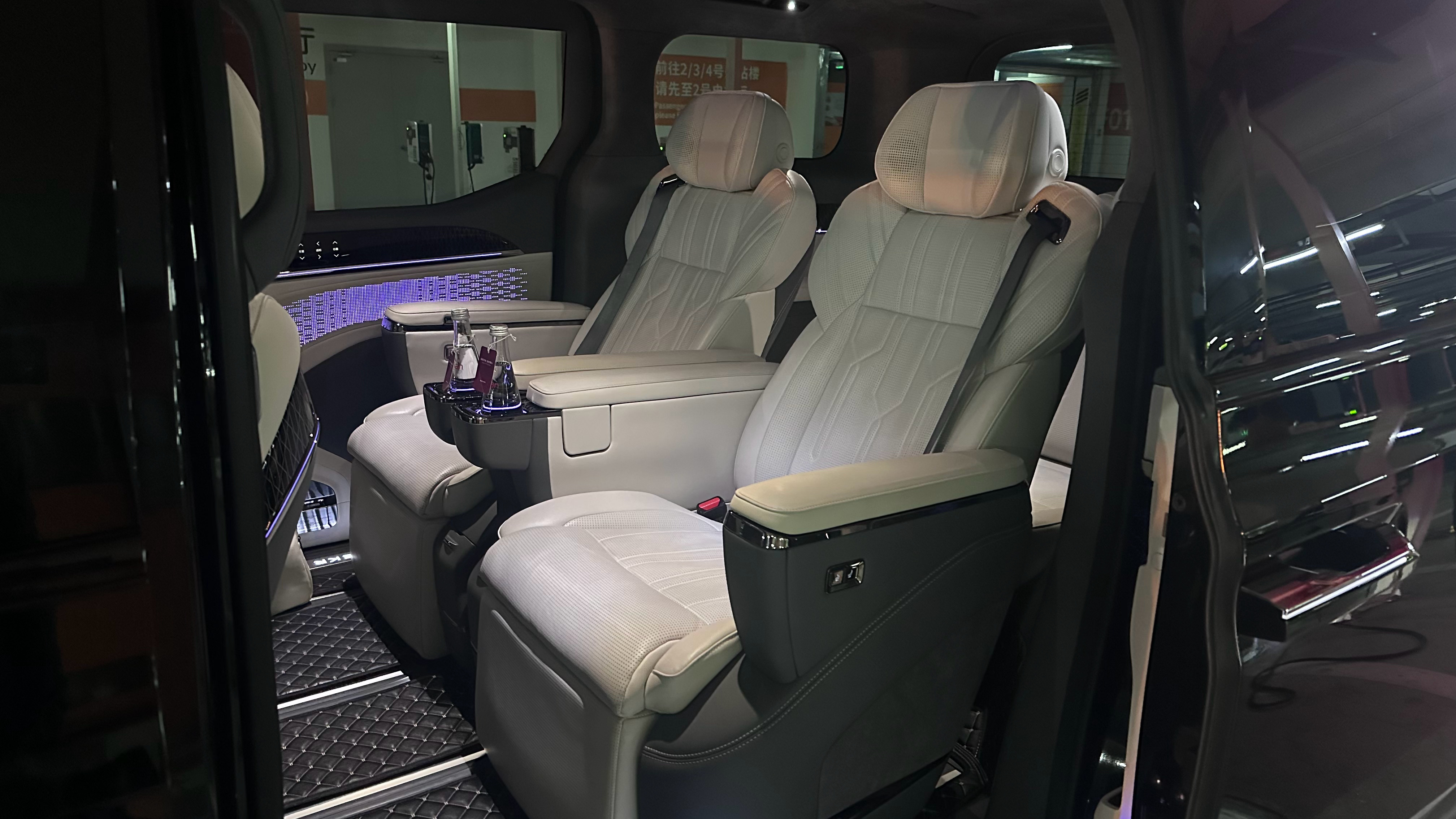 商务接待就选极氪009喝水就选法兰西依云