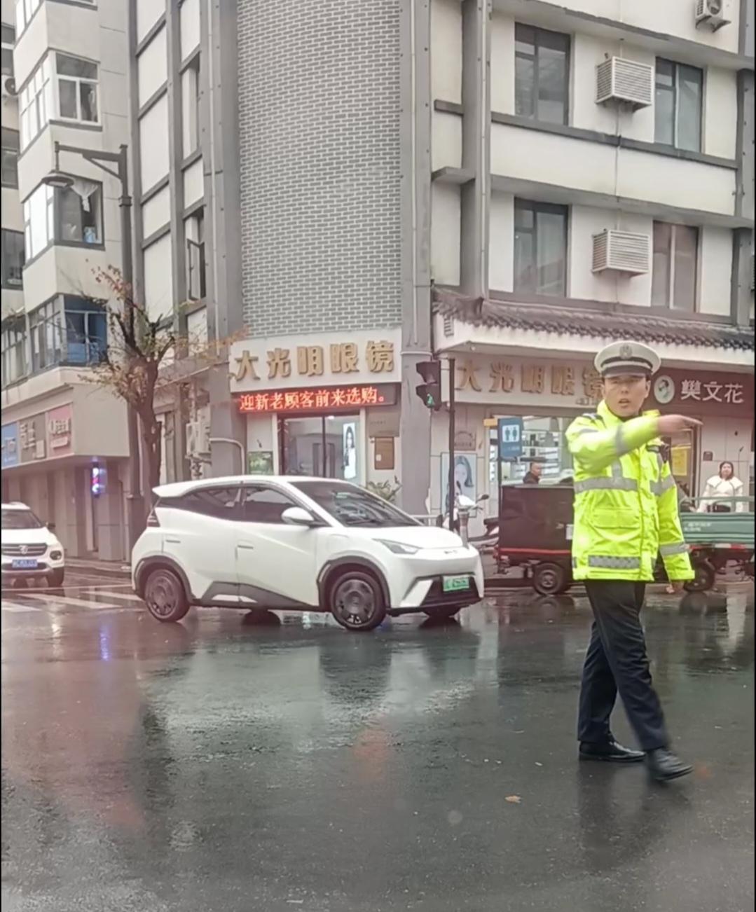 瞧瞧
处处车水马龙
不守交通规则者
不在少数
若无人监管
转眼便会拥堵不堪
幸有