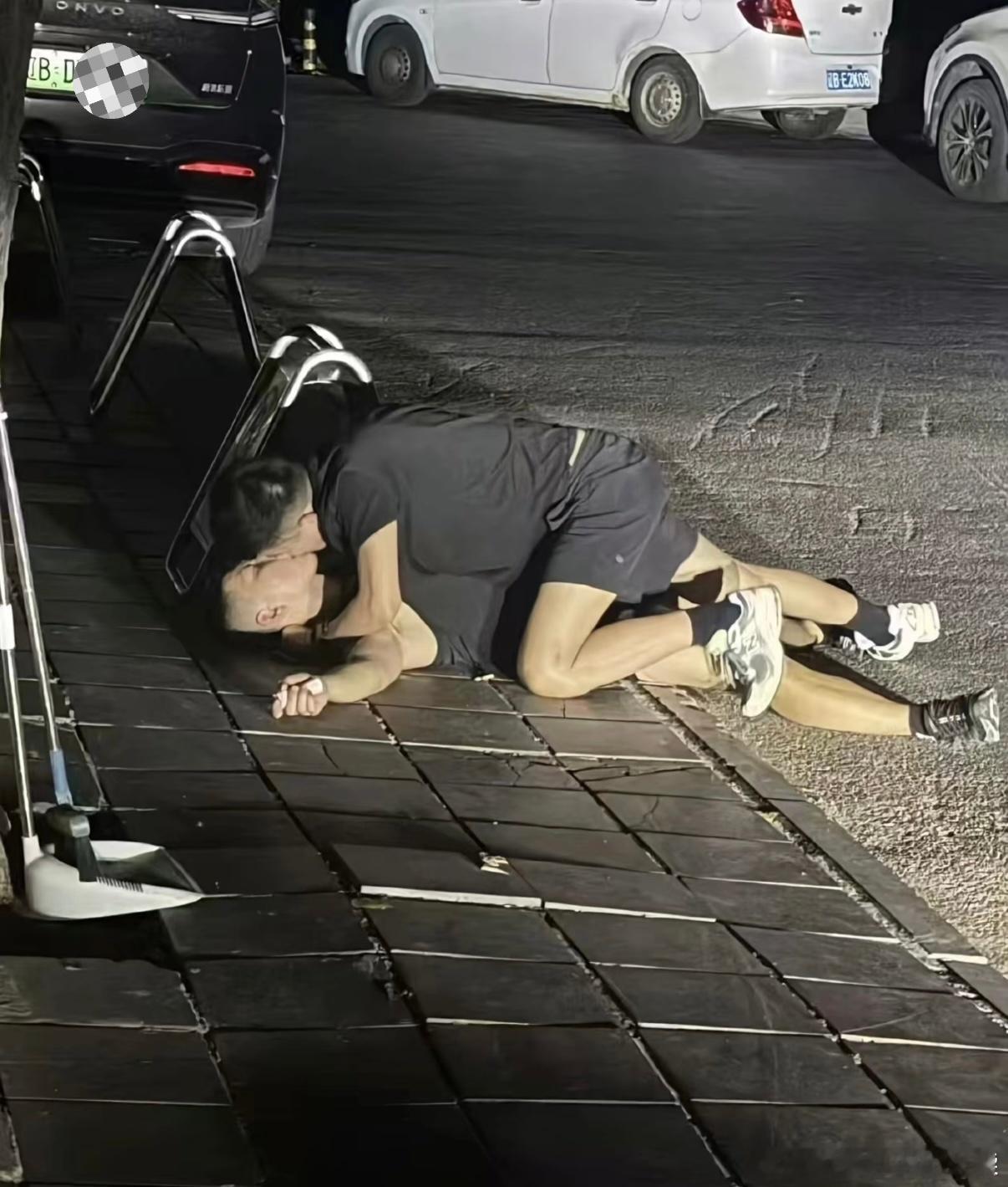 这是在… 