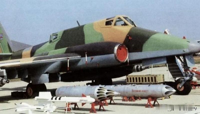 苏联航空工业的伊尔-102攻击机项目开始于上世纪七十年代，上世纪八十年代初完成样
