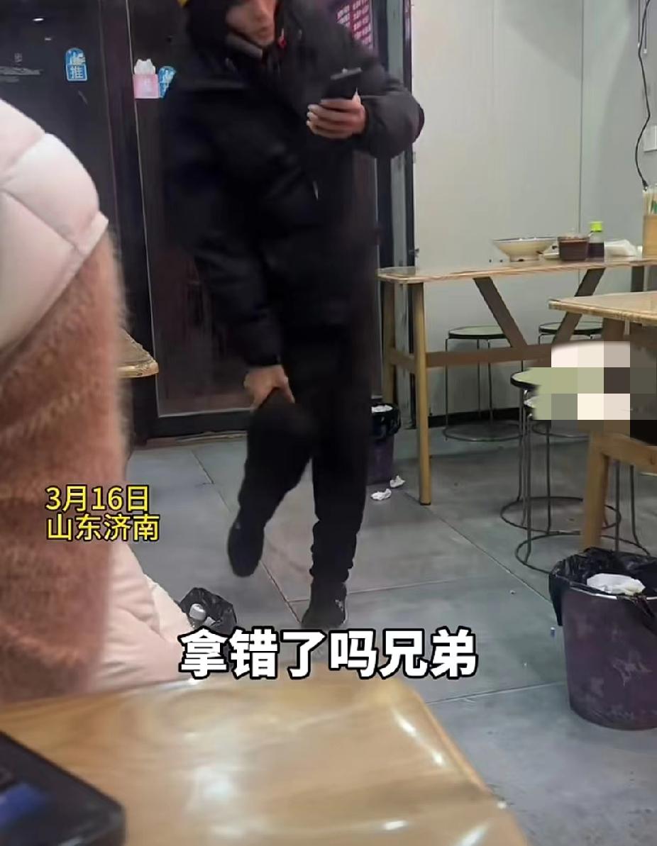 看哭了！残疾小伙按着一条腿一瘸一拐进店取餐，一句话让老板眼含热泪点赞！有的人为了