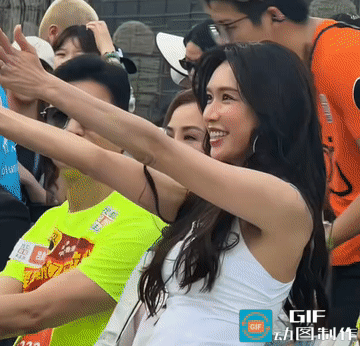 林志玲一来，阿Sa直接黑脸，表情堪称名场面！林志玲扮嫩又抢镜，阿Sa恨得牙根痒痒