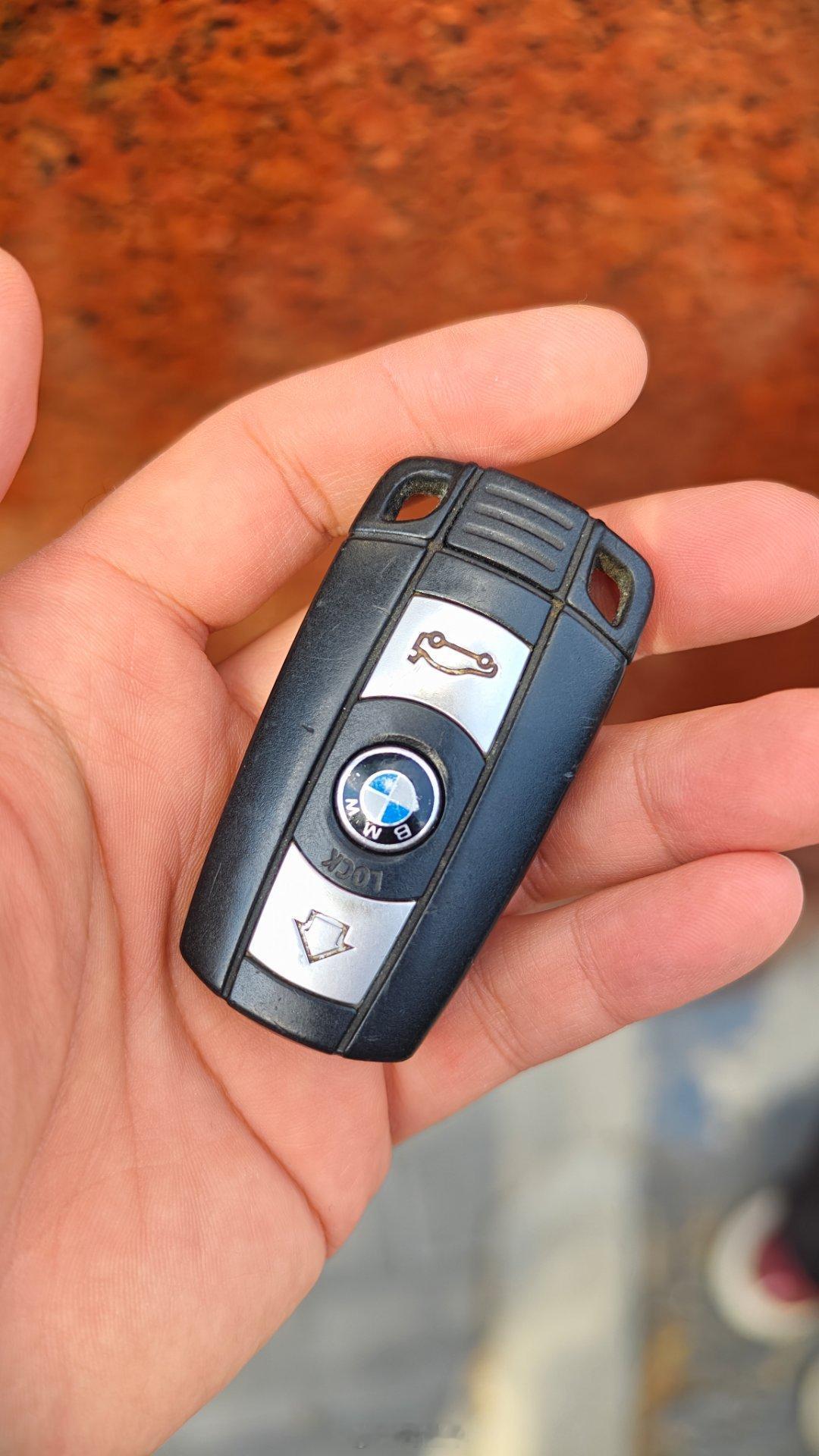 我老婆刚才突然告诉我，让我去接孩子，她忙，回不来了。大理想我老婆开走了，小理想我