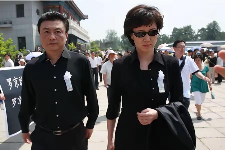 敬一丹追悼会，两张照片令人恍惚。
9月17日，八宝山殡仪馆东礼堂，一身黑衣气质出