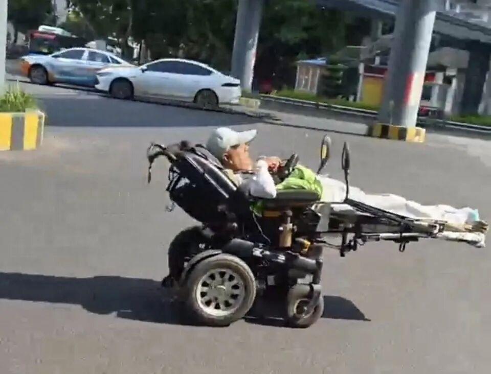 众人都哓得“老头乐“因其未列入国家《道路机动车辆生产企及产品公告》不能上机动车道