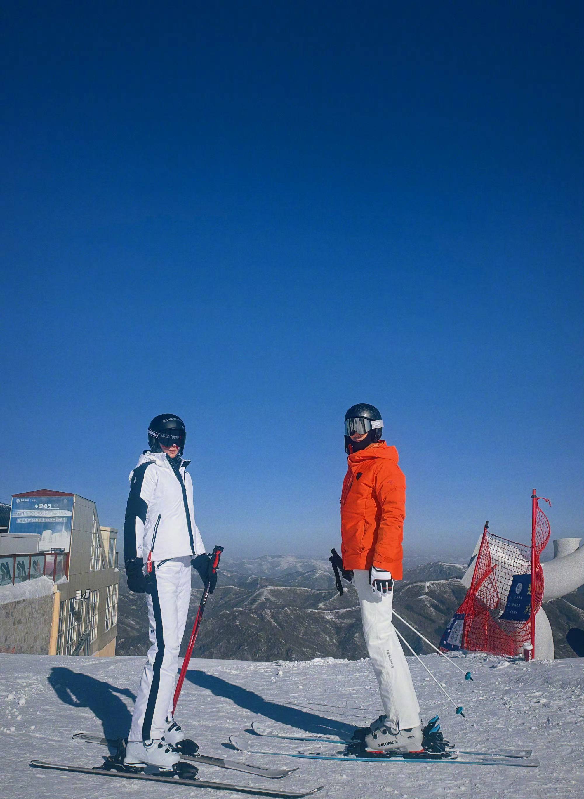 张馨予晒与老公何捷滑雪照 事实胜于雄辩，好一把狗粮啊[抱一抱][抱一抱] 