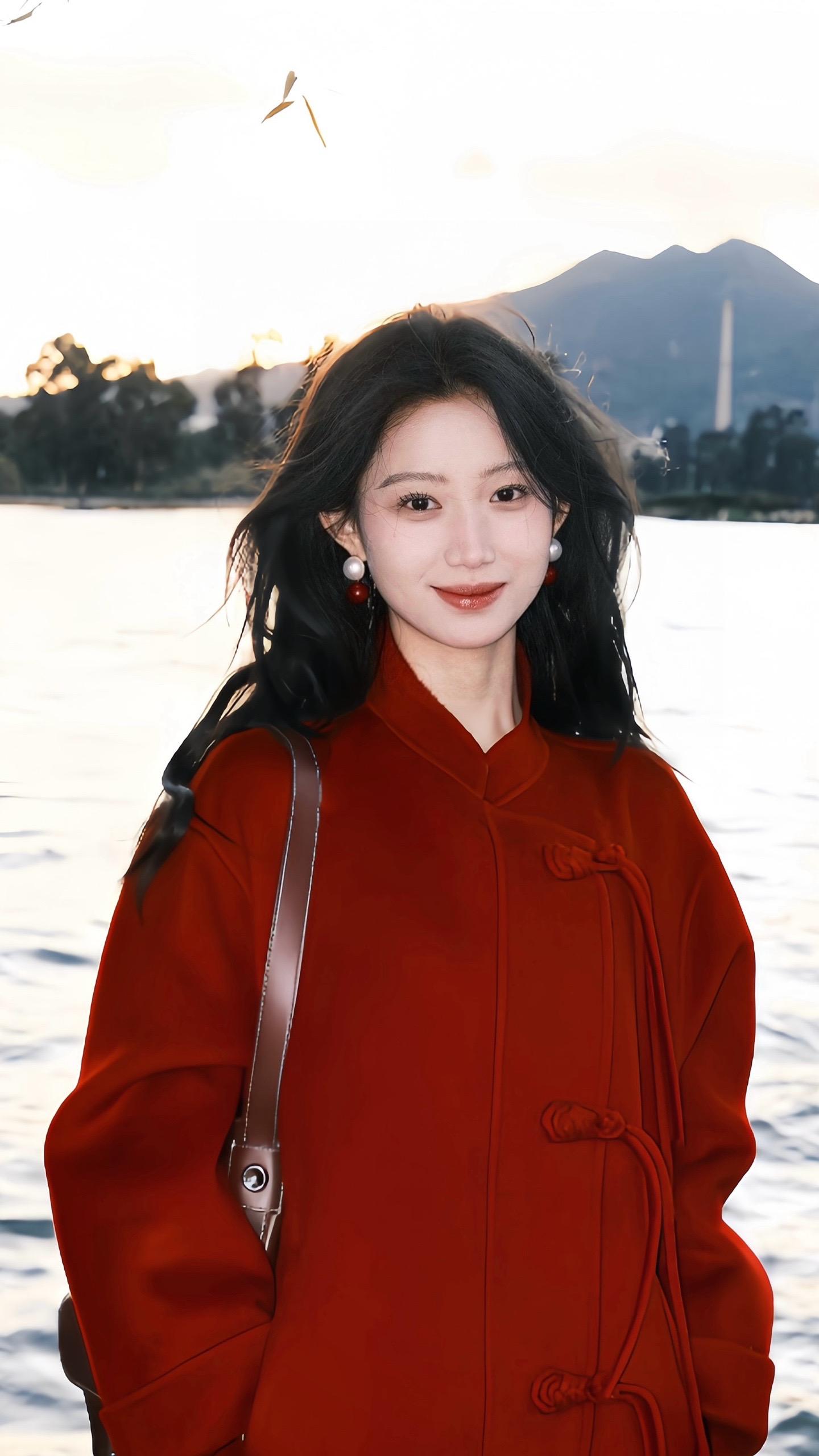 中国人穿红色总有一种明艳的美感