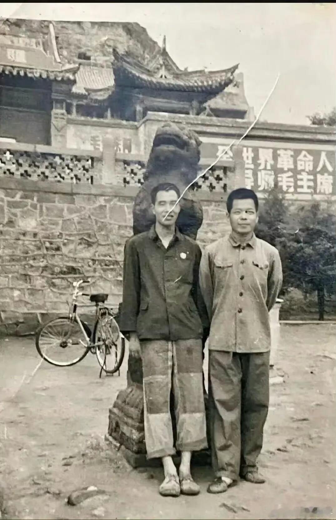 这是一张拍摄于上世纪60年代的老照片，看看其中一位裤子上的补丁就知道当时的生活是