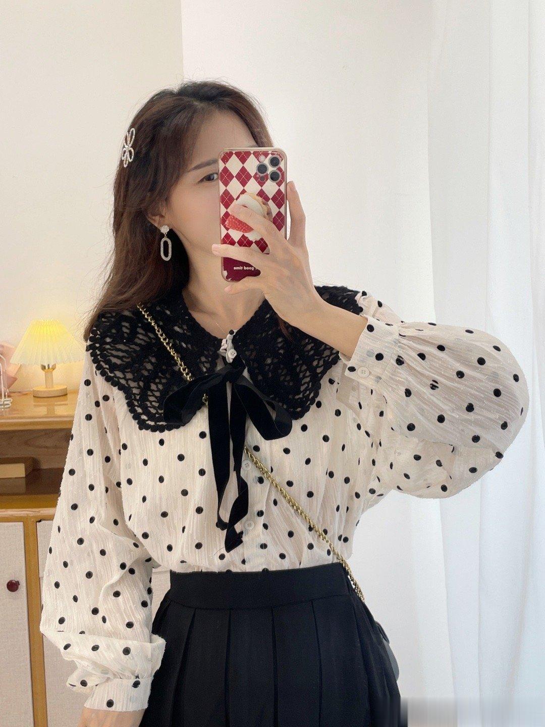 9/9    10：00甜甜的一件植绒圆点衬衫，领口荷叶边上面是做的一个个小圆点