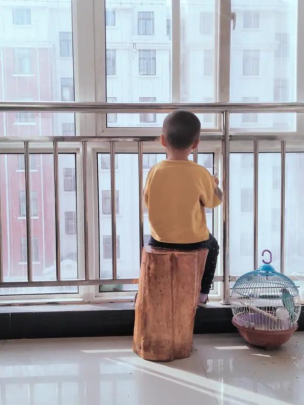 孩子的趣事 孩子的趣事总是让人忍俊不禁。就像农村散养娃，在风和日丽的下午，两个姓