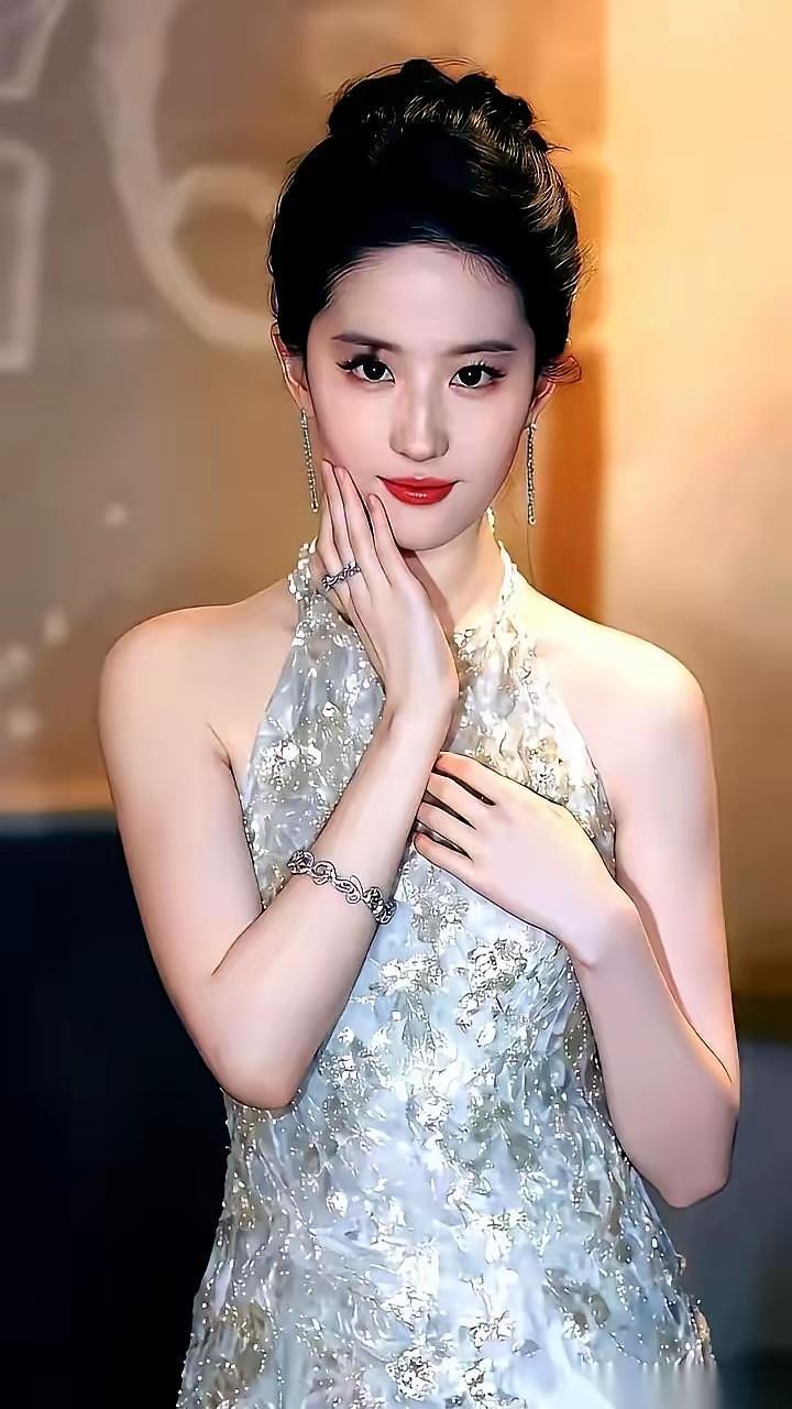 明星街头写对联：看过繁华，方懂安宁才是顶流
 
元旦假期的街头，本该是网红打卡、