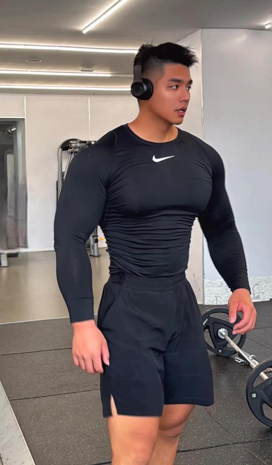 在健身房挥汗如雨，只为更强大的自己！💪#黑皮# #肌肉猛男# #肌肉男# #阳
