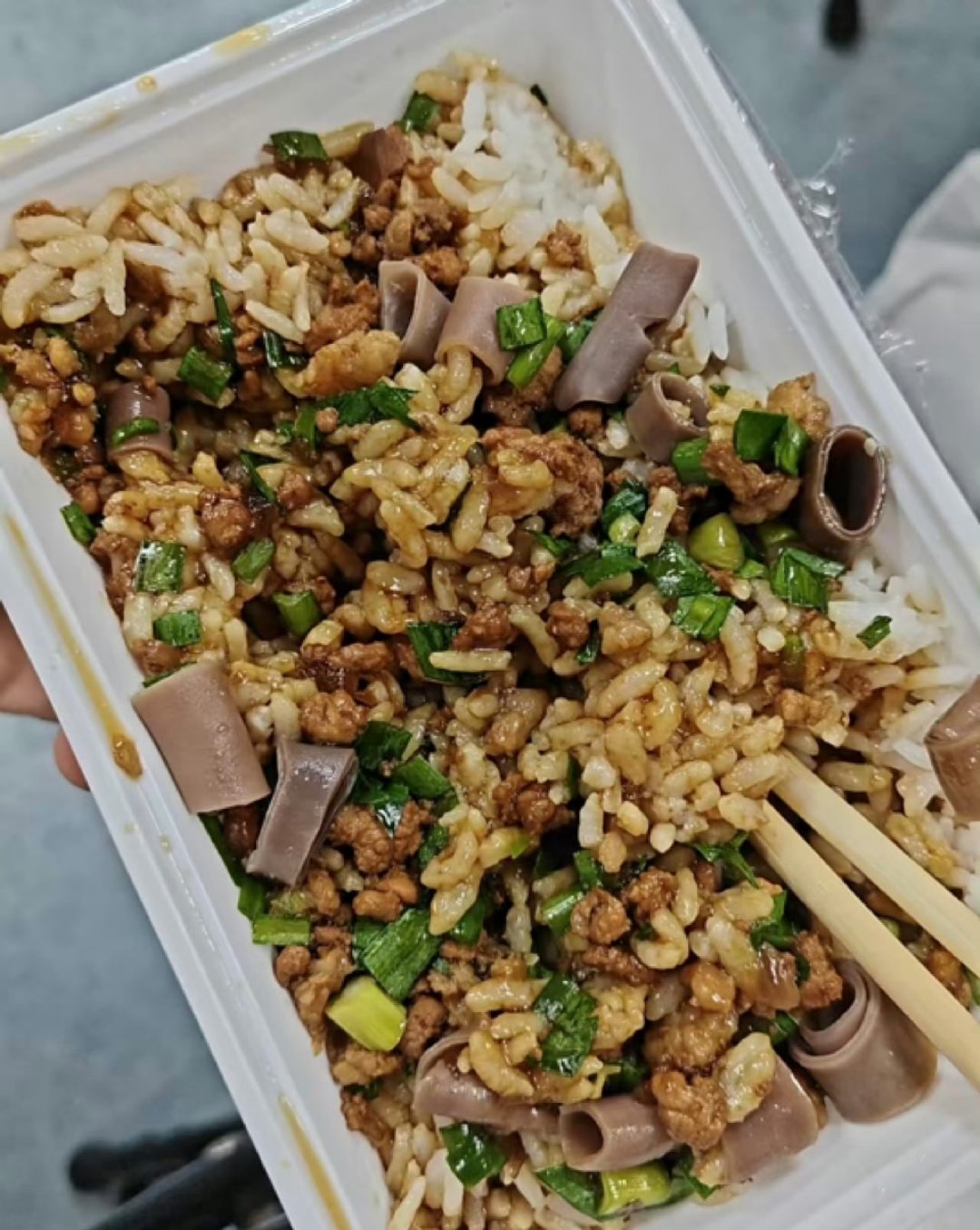 左航听粉丝的去吃了海肠捞饭左航说海肠捞饭可以 我们家的right脑 