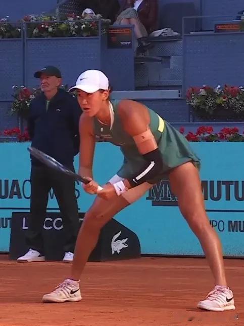 在北京时间4月24日凌晨结束的WTA1000马德里站女子单打第一轮的比赛中，王曦