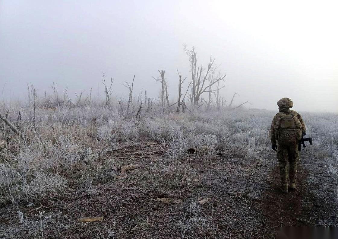 两边是刚咽气的兄弟，洞口外是黑洞洞的枪口，脚边，是刚炸完还冒着烟的手榴弹弹坑。