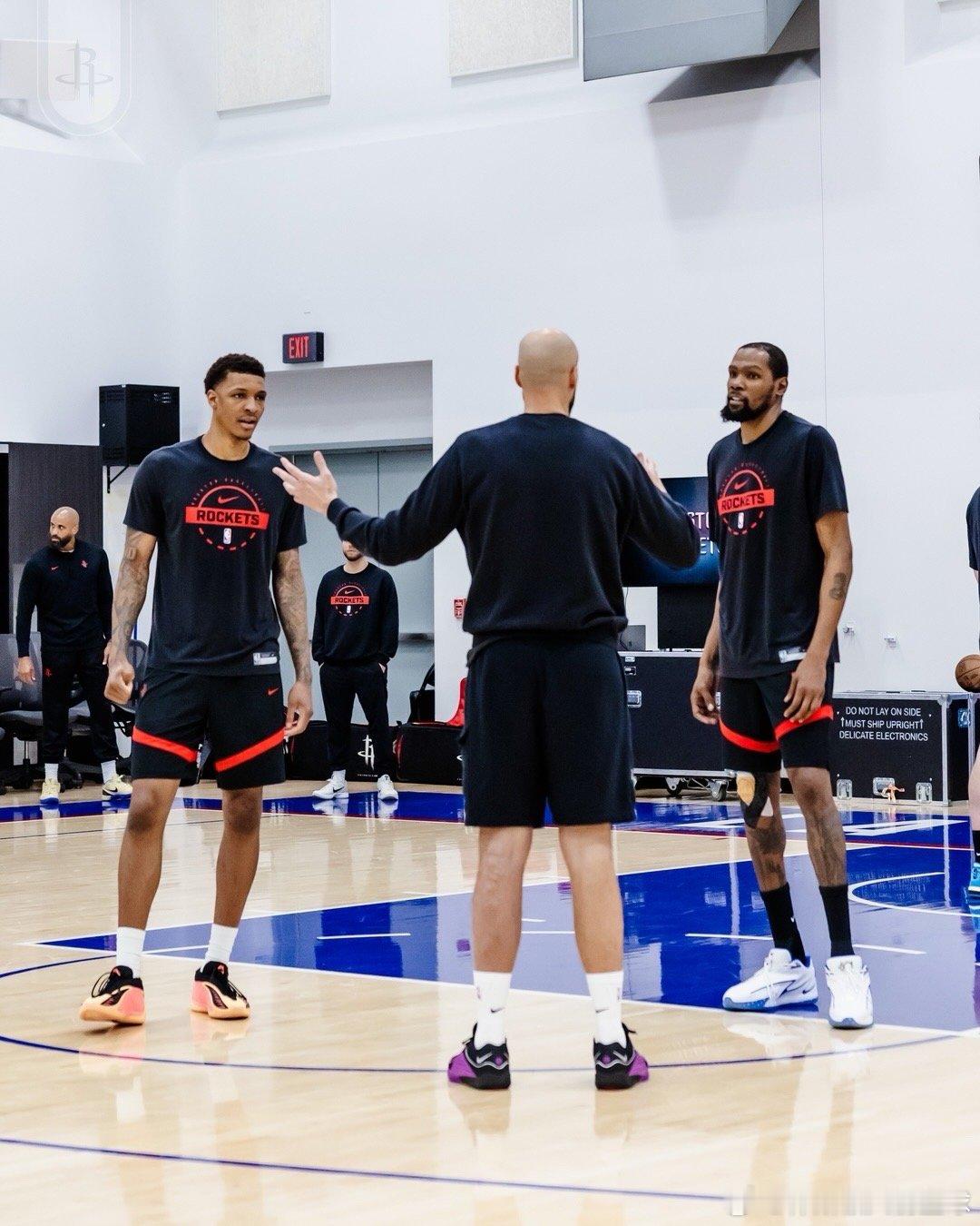 KD今天右膝缠了肌肉保护带，根据乌度卡透露KD今天参加了一半的训练活动，明天是否