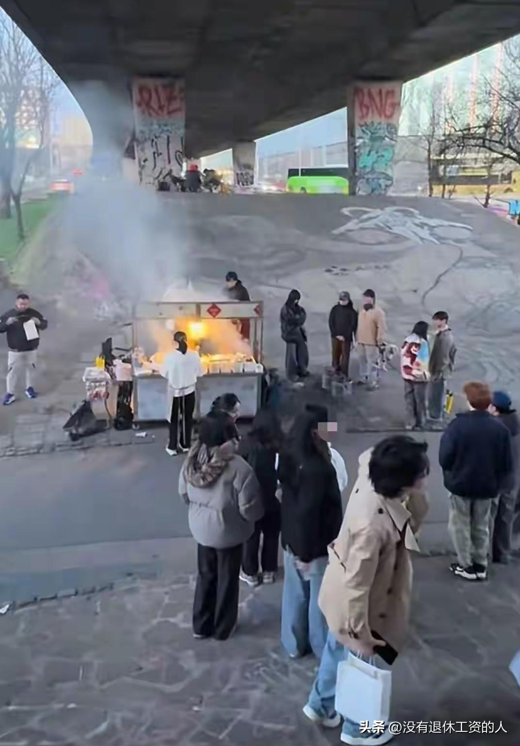 中国人果然是勤快的，到哪里都可以适应生存。

近日，在英国曼彻斯特的一个桥洞下面