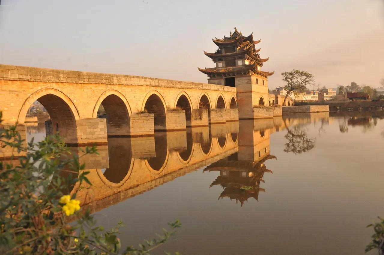 滇南第一桥， 建水双龙桥

双龙桥（新韵）
文/袁森林

东方无处不石刻，今道河