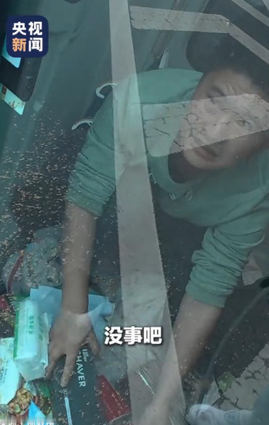 5月8日，安徽阜阳高速上，一辆货车爆胎侧翻，司机被困驾驶室，饲料袋撕裂，白色粉末