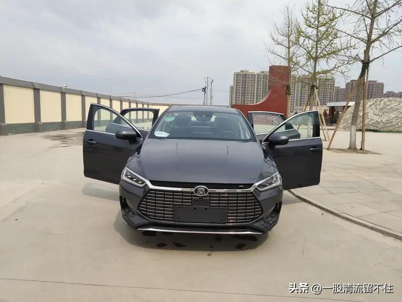 - A是比亚迪的高端智能空气车身控制系统。有了它，大唐的舒适性提升了不少。以前过