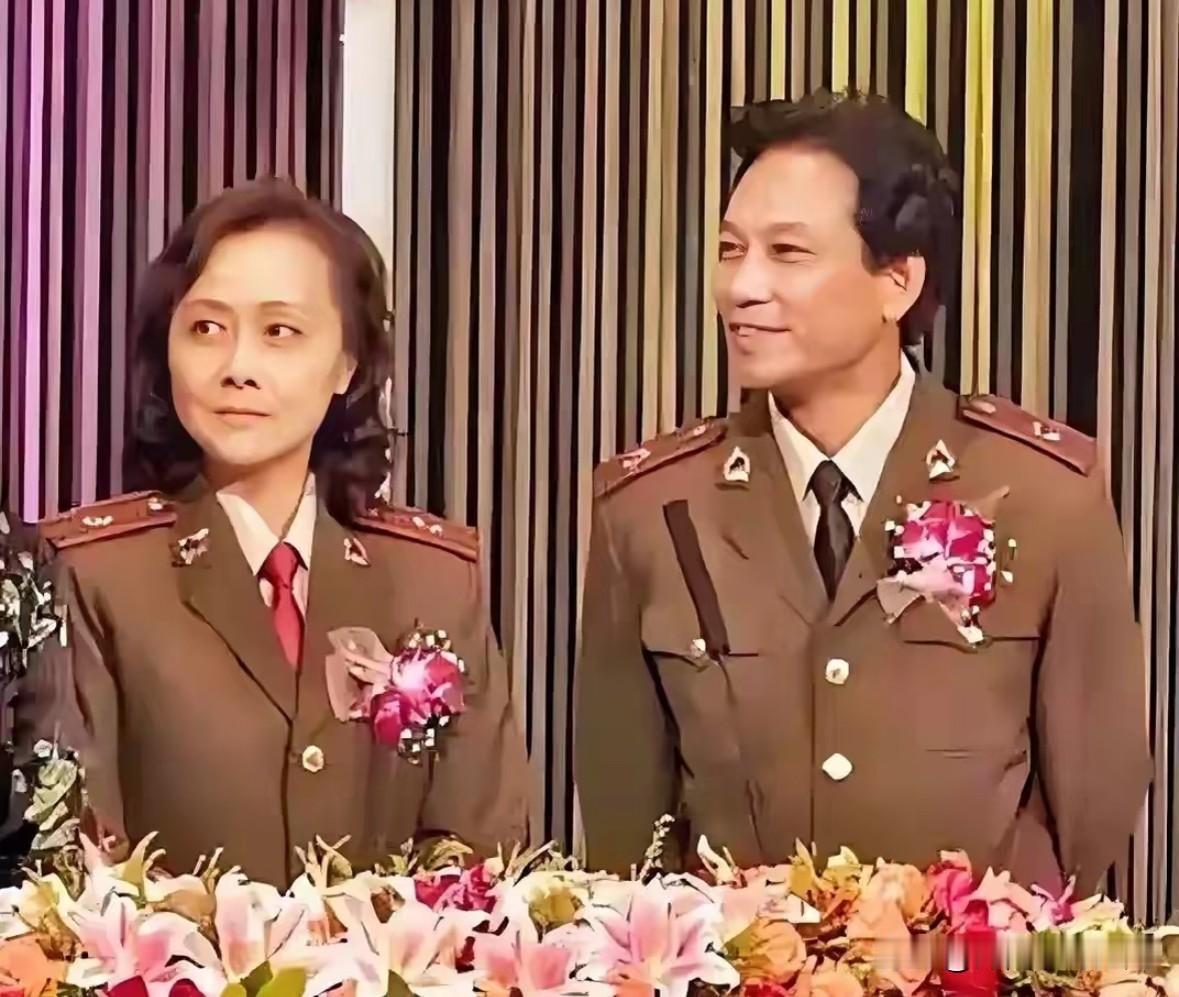 哇塞，原来他俩是夫妻啊！
黄梅莹漂亮大方，金鑫沉稳可靠，都说黄梅莹嫁了个好丈夫。
