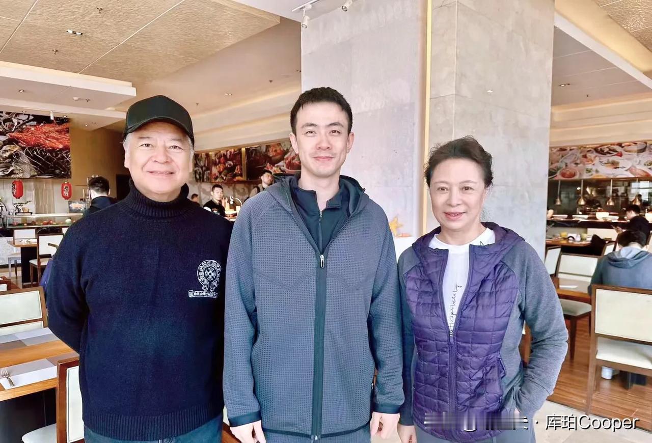 赵继伟外出偶遇乘风踏浪剧组并和演员合影，最近也正在追剧，郭艾伦第一场打的概率低，