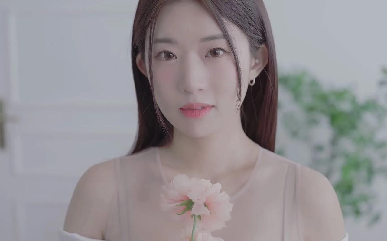 #上联：百亩莲花艳，求下联？#千山翠竹青