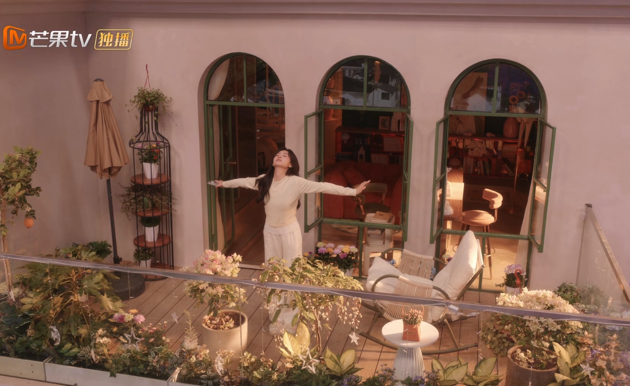 看你是迟来的欢喜我真的很喜欢女主的家里，看着太舒服了你是迟来的欢喜